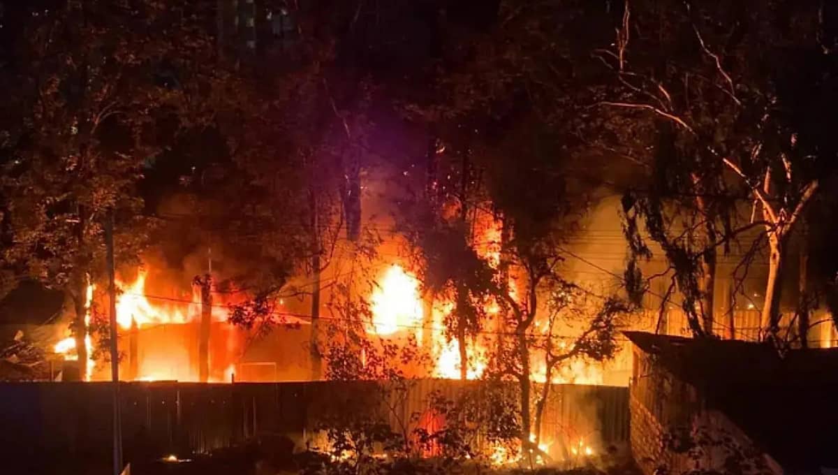 ಬೆಂಗಳೂರು: ಗ್ಯಾರೇಜ್ನಲ್ಲಿ ಅಗ್ನಿ ಅವಘಡ; ದುಬಾರಿ ಬೆಲೆಯ ಕಾರುಗಳು ಸೇರಿ 25ಕ್ಕೂ ಹೆಚ್ಚು ವಾಹನ ಸುಟ್ಟು ಭಸ್ಮ!