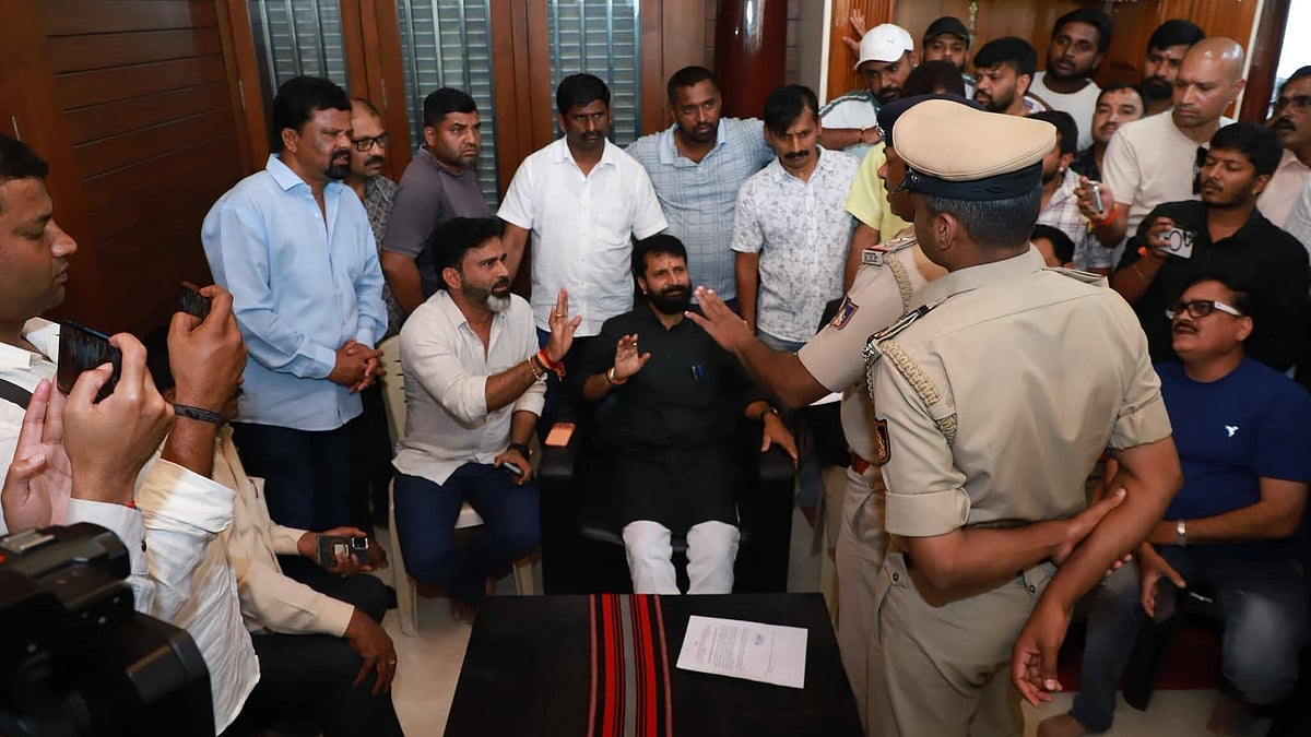 ದ್ವೇಷ ಭಾಷಣ: CT Ravi ಮನೆ ಮುಂದೆ ಹೈಡ್ರಾಮಾ; ನೋಟಿಸ್ ಸ್ವೀಕರಿಸಲು ನಕಾರ, ಪೊಲೀಸರ ವಿರುದ್ಧ ಕಾರ್ಯಕರ್ತರ ಆಕ್ರೋಶ!