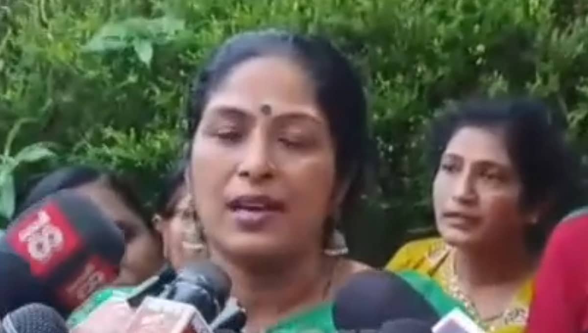 ಮಂಗಳೂರು: ಹಸಿರು ಸೀರೆ ಹಾಕೊಂಡು ಆಫೀಸ್ಗೆ ಬಾ ಎಂದ ಅಧಿಕಾರಿ; ಮಹಿಳಾ ಸಿಬ್ಬಂದಿ ಹಿಂದೆ ಬಿದ್ದವನಿಗೆ ಚಳಿ ಬಿಡಿಸಿದ ಗ್ರೀನ್ ಗ್ಯಾಂಗ್! Video