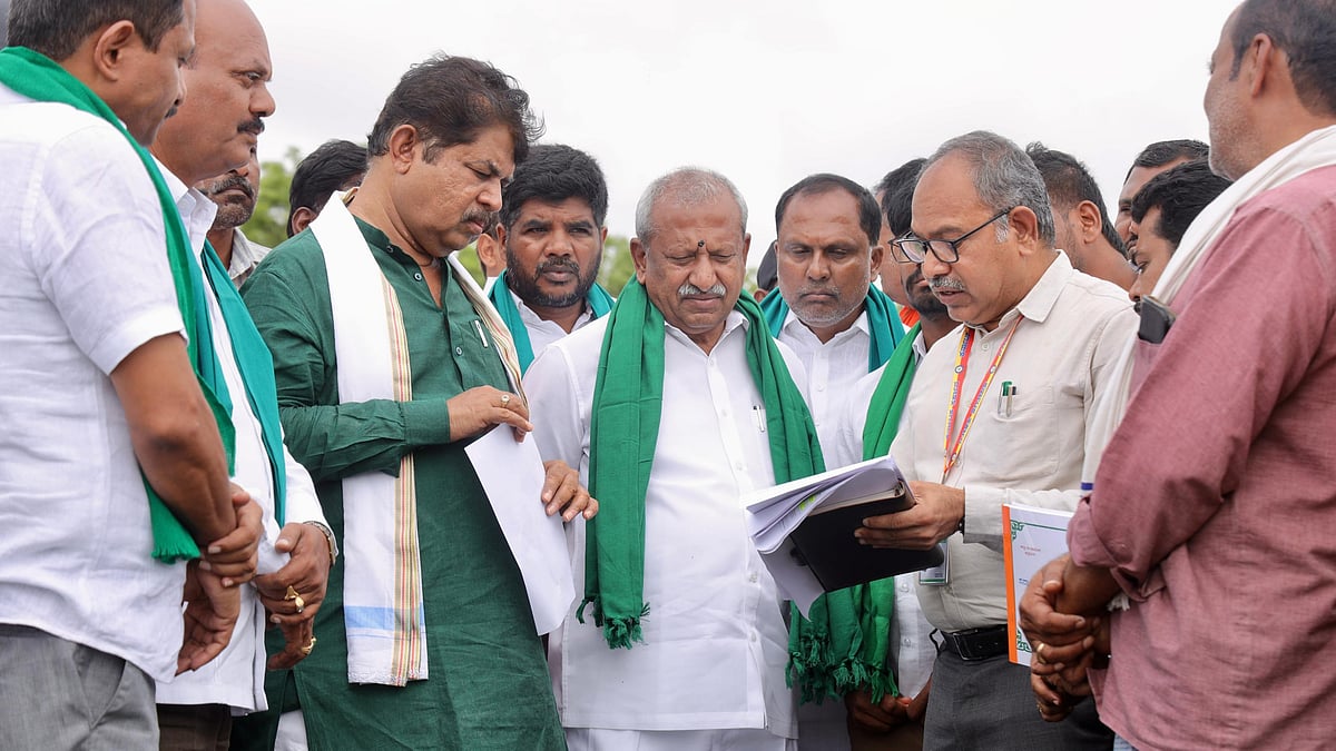ಚಿತ್ರದುರ್ಗ ಜಿಲ್ಲೆಯಲ್ಲಿ ಬೆಳೆ ಹಾನಿ ಪರಿಶೀಲನೆ: ರೈತರ ಜಮೀನುಗಳಲ್ಲಿ ಸರ್ವೆಗೆ ಇಲ್ಲಿಯವರೆಗೂ ಯಾವುದೇ ಅಧಿಕಾರಿ ಬಂದಿಲ್ಲ- ಆರ್. ಅಶೋಕ್ ಕಿಡಿ!