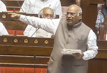 'ತಮ್ಮ ಮುಂದೆ ಸಂಸತ್ತು ಏನೇನೂ ಅಲ್ಲ, ತಾವೇ ಎಲ್ಲ ಎಂದು ಭಾವಿಸಿದ್ದಾರೆ, ಆದರೆ...': ಮೋದಿ, ಅಮಿತ್ ಶಾ ವಿರುದ್ಧ ಖರ್ಗೆ ವಾಗ್ದಾಳಿ