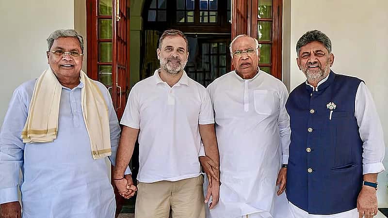 ನಿಷ್ಠರಿಗೆ ಸಚಿವ ಸ್ಥಾನ ಕೊಡಿಸಲು ಜಟಾಪಟಿ: ಖರ್ಗೆ-ಸುರ್ಜೇವಾಲಾ ಮೇಲುಗೈ; 3 ದಿನ ಕಾಯಿಸಿದ್ದಕ್ಕೆ ಸಿದ್ದರಾಮಯ್ಯ ಅಸಮಾಧಾನ!