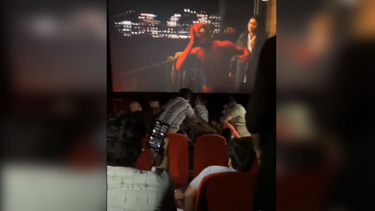 Spider-Man: 'ಸ್ಪಾಯ್ಲರ್' ಕೊಟ್ಟಿದ್ದಕ್ಕೆ ಥಿಯೇಟರ್ನಲ್ಲೇ ಹೊಡೆದಾಟ! ಸಿನಿಮಾ ನೋಡೋಕೆ ಹೋದವರ ಹೈಡ್ರಾಮಾ, Video