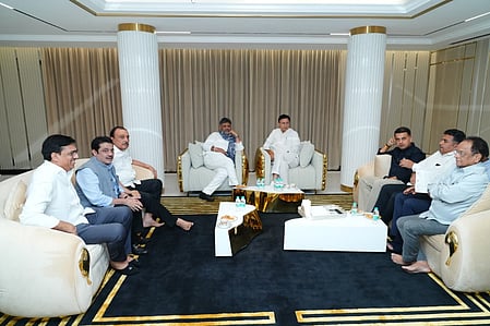 ಅಸಮಾಧಾನಿತ ಶಾಸಕರ ಸಮಸ್ಯೆ ಆಲಿಸಿದ್ದೇವೆ, ನಾವೆಲ್ಲಾ ಒಂದು ಕುಟುಂಬ- ಸುರ್ಜೆವಾಲ; ಸಚಿವ ಸ್ಥಾನ ಹೊರತಾಗಿ ಬೇರೆ ಏನು ಕೊಟ್ಟರೂ ಒಪ್ಪಲ್ಲ- ಎಂ ಕೃಷ್ಣಪ್ಪ