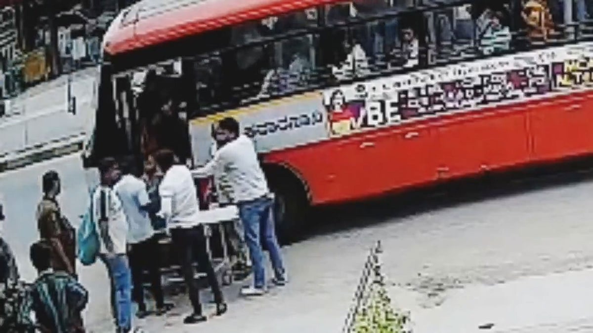 Video: ಮಾರ್ಗಮಧ್ಯೆ ಮಹಿಳೆಗೆ ಹೃದಯಾಘಾತ; ಆಸ್ಪತ್ರೆಗೆ ಬಸ್ ತಿರುಗಿಸಿ ಜೀವ ಉಳಿಸಲು KSRTC ಚಾಲಕ ಹರಸಾಹಸ, ವ್ಯಾಪಕ ಮೆಚ್ಚುಗೆ.. ಆದ್ರೆ!
