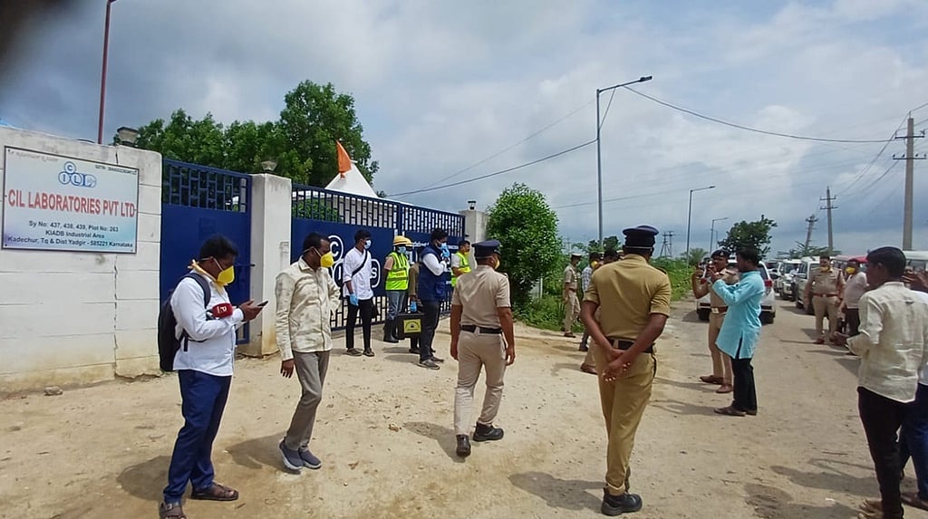 ಯಾದಗಿರಿ: ಕೆಮಿಕಲ್ ಫ್ಯಾಕ್ಟರಿಯಲ್ಲಿ ಅನಿಲ ಸೋರಿಕೆ; ಉಸಿರುಗಟ್ಟಿ ಮೂವರು ಕಾರ್ಮಿಕರ ದುರ್ಮರಣ, ಇಬ್ಬರ ಸ್ಥಿತಿ ಗಂಭೀರ; Video