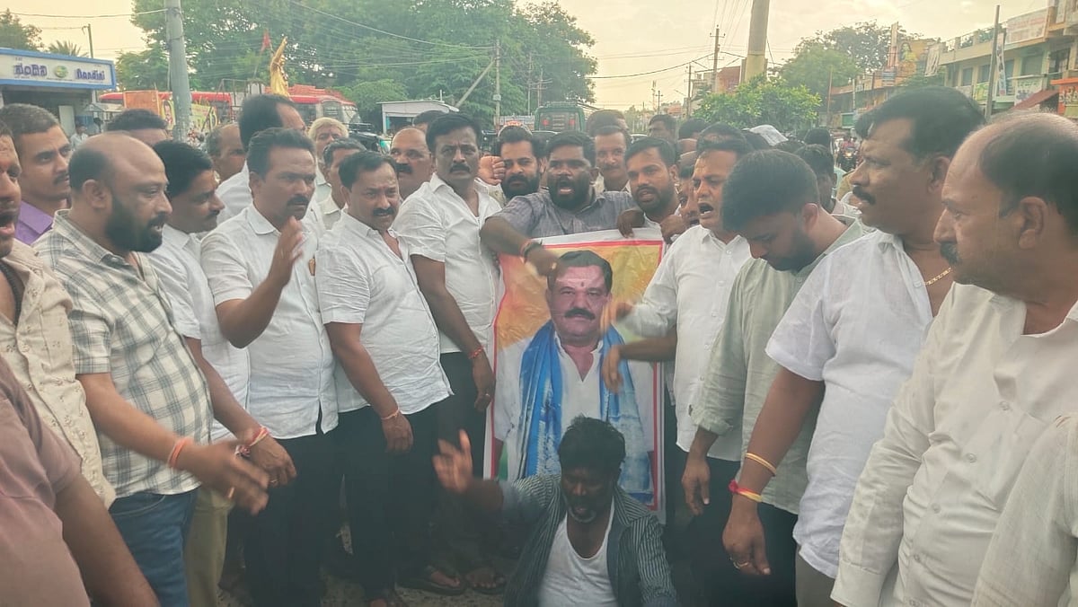 ಚಿಕ್ಕಬಳ್ಳಾಪುರ ಬಂದ್: ಸಚಿವ ಸ್ಥಾನ ಸಿಗದಿದ್ದಕ್ಕೆ ಸುಬ್ಬಾರೆಡ್ಡಿ ಬೆಂಬಲಿಗರ ಆಕ್ರೋಶ; ಆತ್ಮಹತ್ಯೆಗೆ ಯತ್ನ; Video