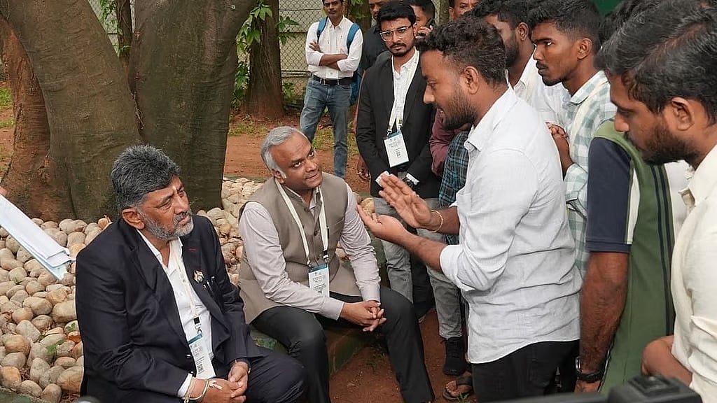KEA ನೇಮಕಾತಿ ವಿವಾದ: ಪ್ರತಿಭಟನಾ ನಿರತ ವಿದ್ಯಾರ್ಥಿಗಳ ಭೇಟಿ ಮಾಡಿದ CM ಡಿ.ಕೆ ಶಿವಕುಮಾರ್; Video