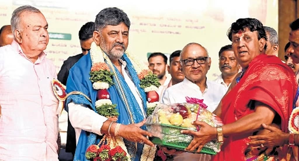 ಸರ್ಕಾರವನ್ನು ಕಾಪಾಡಿ, ಮತ್ತೆ ಅಧಿಕಾರಕ್ಕೆ ತರಲು ಸಹಕರಿಸಿ: ಮುಜರಾಯಿ ದೇವಾಲಯದ ಅರ್ಚಕರಿಗೆ ಸಿಎಂ ಡಿ.ಕೆ ಶಿವಕುಮಾರ್ ಮನವಿ