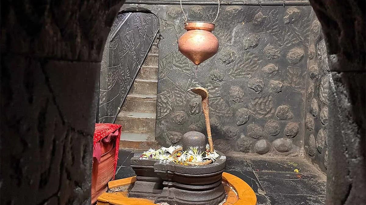 ಗುಹೆಯಲ್ಲಿರುವ ಶಿವನ ಲಿಂಗ