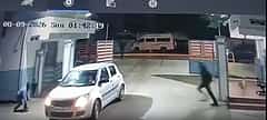 ಬೆಂಗಳೂರು: ಅಪಾರ್ಟ್ಮೆಂಟ್ ಗೆ ಏಕಾಏಕಿ ನುಗ್ಗಿದ ಕಾರು; ಕೂದಲೆಳೆ ಅಂತರದಲ್ಲಿ ಸೆಕ್ಯುರಿಟಿ ಪಾರು; Viral Video