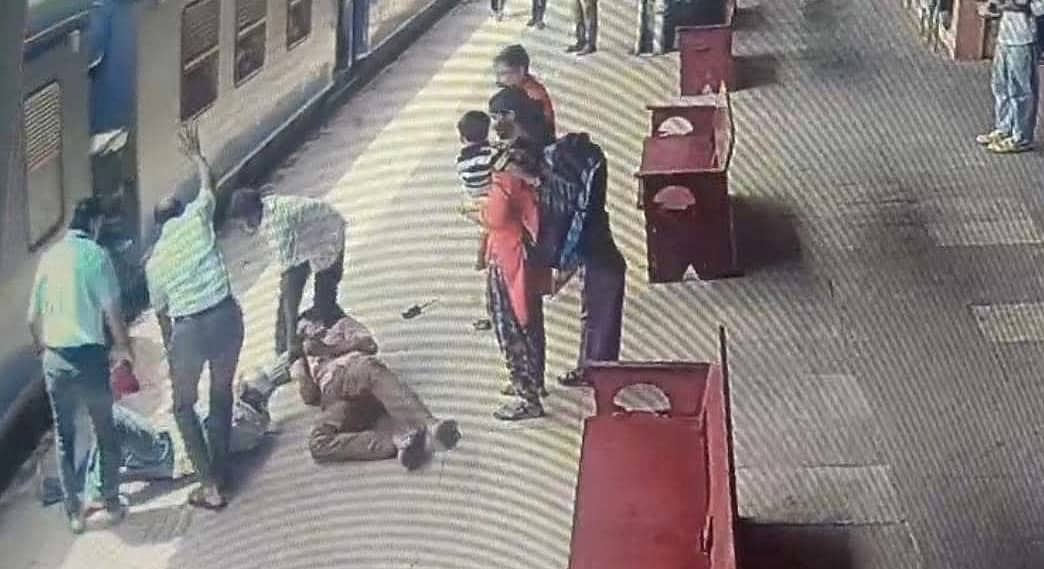 ಮಂಗಳೂರು: ರೈಲಿನಡಿ ಬೀಳಲಿದ್ದ ಪ್ರಯಾಣಿಕನ ರಕ್ಷಿಸಿದ ರೈಲ್ವೆ ಪಾಯಿಂಟ್ಸ್ ಮ್ಯಾನ್; Video