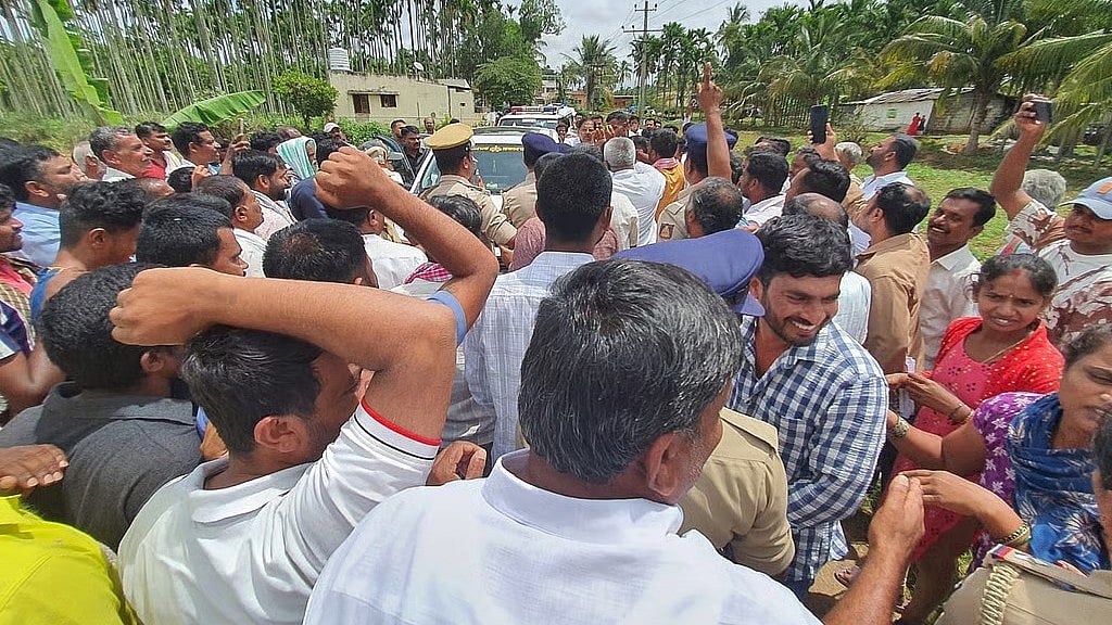 ಬೆಂಗಳೂರು ಗ್ರಾಮಾಂತರಕ್ಕೆ ಹೇಮಾವತಿ ನೀರು ಆರೋಪ: ತುಮಕೂರಿನಲ್ಲಿ ರೈತರ ಆಕ್ರೋಶ; DCM ಪರಮೇಶ್ವರ್ ಕಾರಿಗೆ ಮುತ್ತಿಗೆ..!