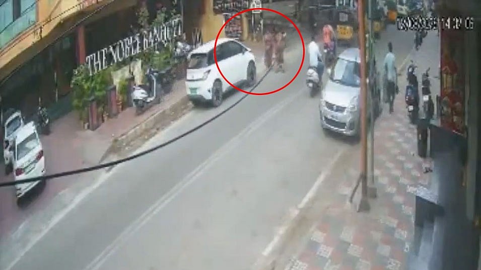 Video: ರಸ್ತೆ ಬದಿ ಬರುತ್ತಿದ್ದ ಮಹಿಳೆ ಮೇಲೆ ಹರಿದ ನಿರ್ಮಾಪಕನ ಕಾರು; 'ಏನು ಬೇಕಾದರೂ ಮಾಡಿಕೊಳ್ಳಿ, ಪರಿಹಾರ ಕೊಡಲ್ಲ' ಎಂದ Bommaku Murali