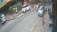 Video: ರಸ್ತೆ ಬದಿ ಬರುತ್ತಿದ್ದ ಮಹಿಳೆ ಮೇಲೆ ಹರಿದ ನಿರ್ಮಾಪಕನ ಕಾರು; 'ಏನು ಬೇಕಾದರೂ ಮಾಡಿಕೊಳ್ಳಿ, ಪರಿಹಾರ ಕೊಡಲ್ಲ' ಎಂದ Bommaku Murali