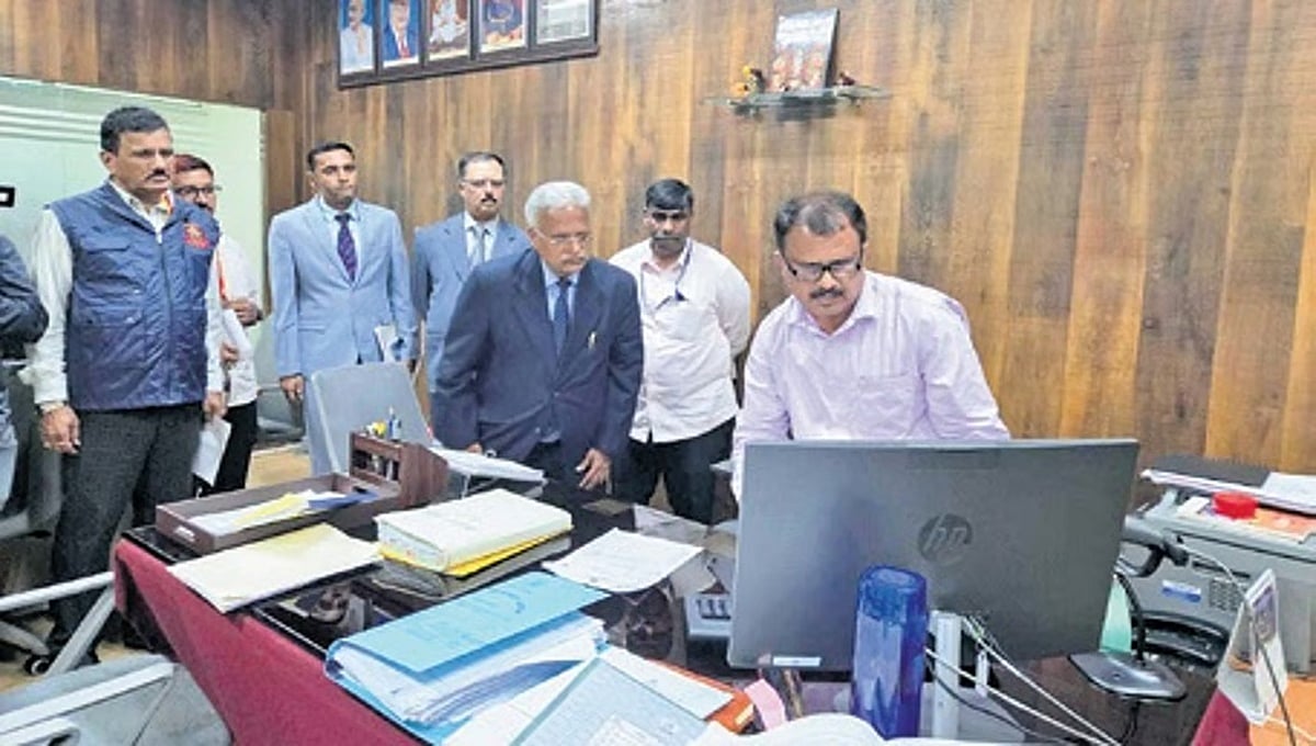 13 ಖಜಾನೆ ಕಚೇರಿಗಳ ಮೇಲೆ ಲೋಕಾಯುಕ್ತ ದಾಳಿ: ಲೋಕಾಯುಕ್ತ ಬೆಂಗಾವಲು ಕಾರು ಚಾಲಕನ ಬಳಿಯೂ ಲಂಚ ಸ್ವೀಕಾರ