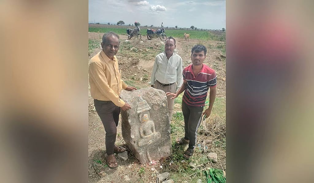 ಬಳ್ಳಾರಿ ಹೊಲದಲ್ಲಿ 4 ಜೈನ ಶಿಲ್ಪಗಳ ಪತ್ತೆ: ಸಂಶೋಧನೆ ಬಳಿಕ ಬಯಲಾಯ್ತು 'ಸಲ್ಲೇಖನ'ದ ಕುರುಹು..!
