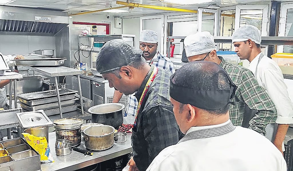 ಆಹಾರ ಸುರಕ್ಷತಾ ನಿಯಮ ಉಲ್ಲಂಘನೆ: ಬೆಂಗಳೂರಿನ 6 ಹೋಟೆಲ್ಗಳಿಗೆ 1.6 ಲಕ್ಷ ರೂ ದಂಡ..!