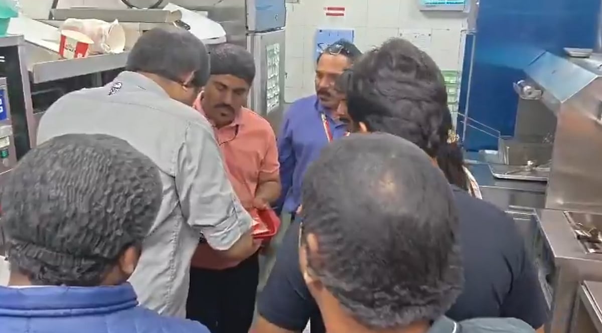 ಹಳಸಿದ ದುರ್ವಾಸನೆ ಬೀರುವ ಚಿಕನ್: ಮಂಗಳೂರಿನ KFC ಮೇಲೆ ದಾಳಿ; ಮೈಸೂರಿನಲ್ಲಿ ಹೋಟೆಲ್-ರೆಸಾರ್ಟ್ ಪರಿಶೀಲನೆ; Video
