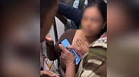 Video: ಮೆಟ್ರೋ ರೈಲಿನಲ್ಲಿ ಮಹಿಳೆಯ ಫೋಟೋ ತೆಗೆದ ಆರೋಪ: CISF ಅಧಿಕಾರಿಗೆ ಪ್ರಯಾಣಿಕರ ತರಾಟೆ, ರಂಪಾಟ