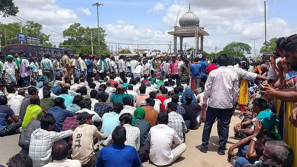 ಚಾಮರಾಜನಗರ ಶೂಟೌಟ್ ಪ್ರಕರಣ: ಹನೂರು ಠಾಣೆ ಮುಂದೆ ನೂರಾರು ಮಂದಿ ಪ್ರತಿಭಟನೆ, ತನಿಖೆಗೆ ಆಗ್ರಹ..! Video