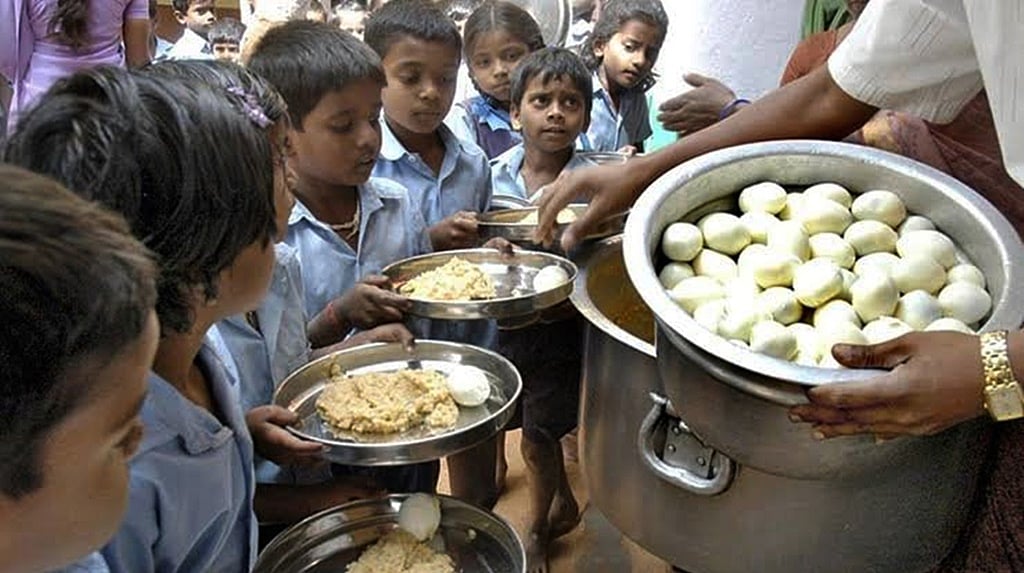 ಬಿಸಿಯೂಟ ಯೋಜನೆ: ಶಾಲಾ ಮಕ್ಕಳ ಪೌಷ್ಟಿಕ ಆಹಾರಕ್ಕೆ ಸರ್ಕಾರ ಒತ್ತು; ಮೊಟ್ಟೆ ಖರೀದಿ ಸಬ್ಸಿಡಿ ಹೆಚ್ಚಳಕ್ಕೆ ಚಿಂತನೆ!