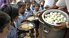 ಬಿಸಿಯೂಟ ಯೋಜನೆ: ಶಾಲಾ ಮಕ್ಕಳ ಪೌಷ್ಟಿಕ ಆಹಾರಕ್ಕೆ ಸರ್ಕಾರ ಒತ್ತು; ಮೊಟ್ಟೆ ಖರೀದಿ ಸಬ್ಸಿಡಿ ಹೆಚ್ಚಳಕ್ಕೆ ಚಿಂತನೆ!
