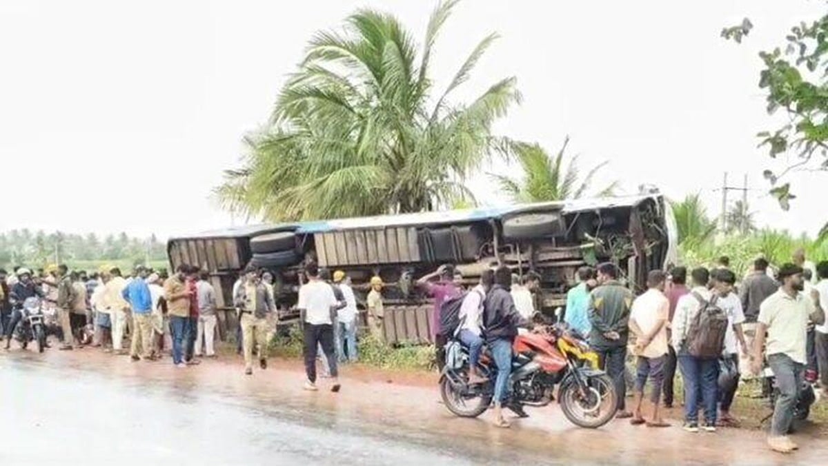 ಬಾಗಲಕೋಟೆ ಬಳಿ ಭೀಕರ ಅಪಘಾತ: ಬೈಕ್ಗೆ ಡಿಕ್ಕಿ ಹೊಡೆದು ಖಾಸಗಿ ಬಸ್ ಪಲ್ಟಿ; ಸ್ಥಳದಲ್ಲೇ ಇಬ್ಬರು ಸಾವು