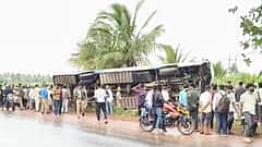 ಬಾಗಲಕೋಟೆ ಬಳಿ ಭೀಕರ ಅಪಘಾತ: ಬೈಕ್‌ಗೆ ಡಿಕ್ಕಿ ಹೊಡೆದು ಖಾಸಗಿ ಬಸ್ ಪಲ್ಟಿ; ಸ್ಥಳದಲ್ಲೇ ಇಬ್ಬರು ಸಾವು