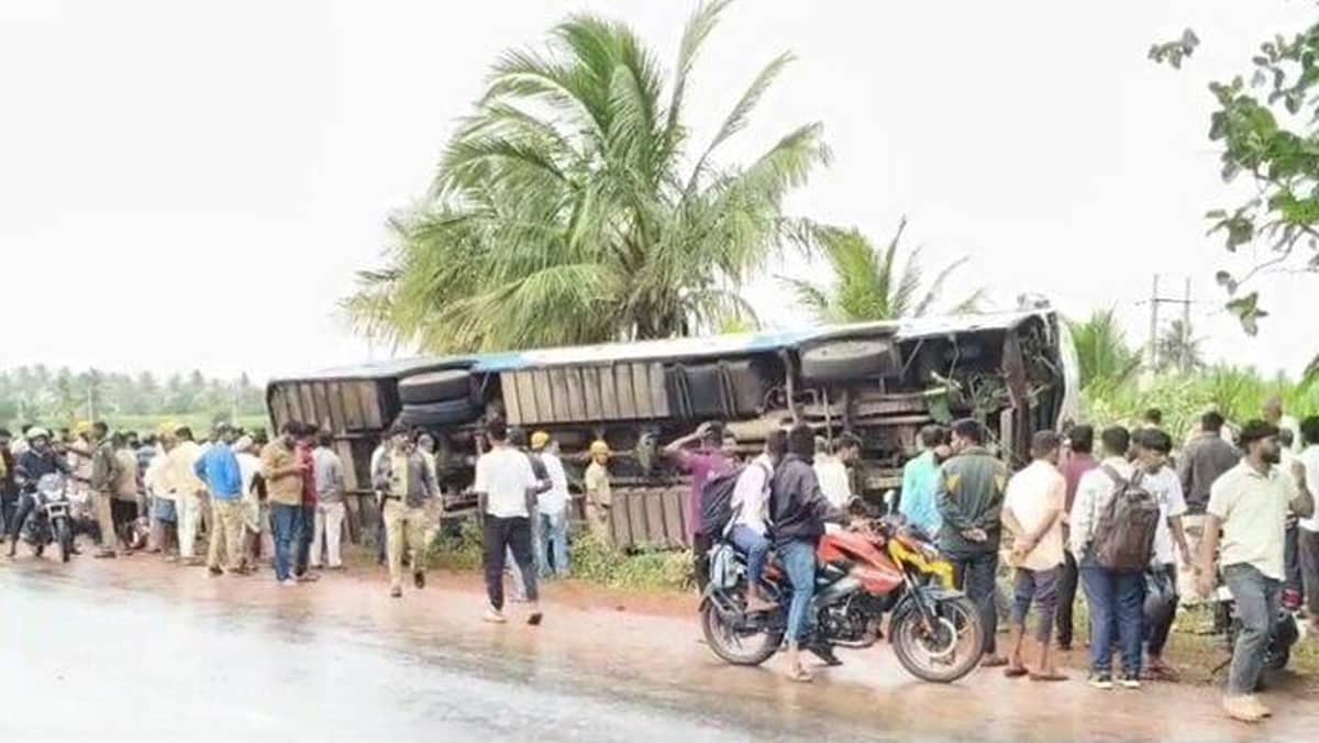 ಬಾಗಲಕೋಟೆ ಬಳಿ ಭೀಕರ ಅಪಘಾತ: ಬೈಕ್ಗೆ ಡಿಕ್ಕಿ ಹೊಡೆದು ಖಾಸಗಿ ಬಸ್ ಪಲ್ಟಿ; ಸ್ಥಳದಲ್ಲೇ ಇಬ್ಬರು ಸಾವು