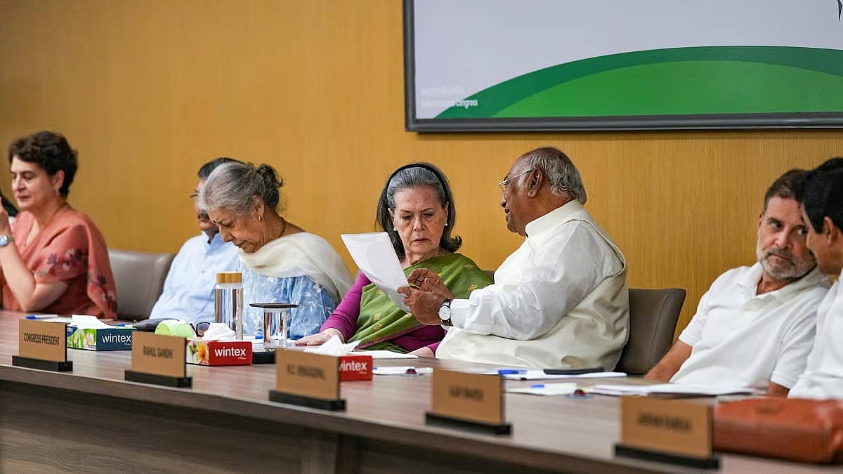 ಪ್ರಶ್ನೆಪತ್ರಿಕೆ ಸೋರಿಕೆ, 'ಚಂದಾ ಚೋರಿ' ವಿರುದ್ಧ ರಾಷ್ಟ್ರವ್ಯಾಪಿ ಪ್ರತಿಭಟನೆಗೆ ಕಾಂಗ್ರೆಸ್ ನಿರ್ಧಾರ; 'ವಂದೇ ಮಾತರಂ'ನ ಎರಡು ಪ್ಯಾರಾ ಮಾತ್ರ ಹಾಡಲು ನಿರ್ಣಯ!