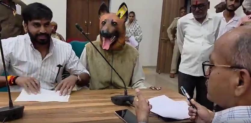 ಬೀದಿ ನಾಯಿ ಹಾವಳಿ: ಶ್ವಾನ ವೇಷ ಧರಿಸಿ ಜಿಲ್ಲಾಧಿಕಾರಿ ಕಚೇರಿಗೆ ಬಂದು ವಿಶಿಷ್ಟ ಪ್ರತಿಭಟನೆ; Video