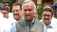 'ಪೊಲೀಸರ ನಿರ್ದೇಶನವೇ ಬಿಜೆಪಿಗರಿಗೆ ಧರ್ಮ ರಾಜಕಾರಣದ ರೊಟ್ಟಿ ಜಾರಿ ತುಪ್ಪಕ್ಕೆ ಬಿದ್ದಂತಾಗಿದೆ'; ಪ್ರತಿಭಟನೆ ಎಂಬ ಸದಾರಮೆ ನಾಟಕವೇಕೆ?- ಪ್ರಿಯಾಂಕ್ ಖರ್ಗೆ
