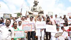 ವಿಧಾನಮಂಡಲ ಅಧಿವೇಶನಕ್ಕೆ ಅಡ್ಡಿ: BJP ವಿರುದ್ಧ Congress ಪ್ರತಿಭಟನೆ