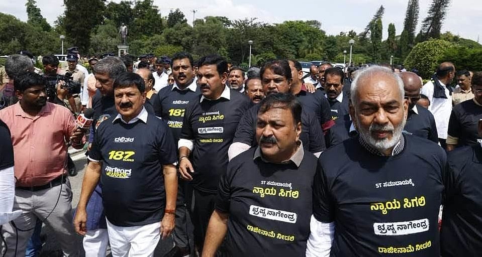 'ಭ್ರಷ್ಟರಿಂದ ಭ್ರಷ್ಟರಿಗಾಗಿ ಇರುವ ಸರ್ಕಾರ': ಬಿ ನಾಗೇಂದ್ರ ರಾಜೀನಾಮೆಗೆ ಆಗ್ರಹಿಸಿ ಪ್ರತಿಭಟನೆ; ಮಾರ್ಷಲ್ ಜೊತೆ ವಾಗ್ವಾದ; Video
