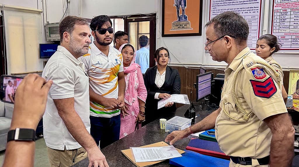 ಪೊಲೀಸ್ ಅಧಿಕಾರಿಯೊಂದಿಗೆ ಮಾತನಾಡುತ್ತಿರುವ ರಾಹುಲ್ ಗಾಂಧಿ.