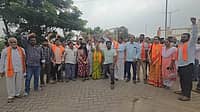 ಹುಬ್ಬಳ್ಳಿ: ದೇವಸ್ಥಾನದ ಪುಷ್ಕರಣಿ ಜಾಗದಲ್ಲಿ ರಸ್ತೆ ಕಾಮಗಾರಿಗೆ ವಿರೋಧ, ಪ್ರತಿಭಟನೆ: ಬಿಜೆಪಿ ಶಾಸಕರು, ಪ್ರಮೋದ್ ಮುತಾಲಿಕ್ ಸೇರಿ ಹಲವರ ಬಂಧನ; Video