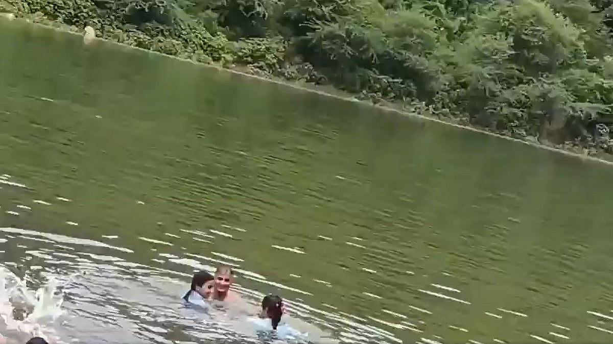 ವಿದ್ಯಾರ್ಥಿನಿಯರ ಜೊತೆ ಡ್ಯಾಂನಲ್ಲಿ ಸ್ನಾನ: ರಾಜಸ್ಥಾನ ಸರ್ಕಾರಿ ಶಾಲೆ ಪ್ರಾಂಶುಪಾಲ ಅಮಾನತು; Video