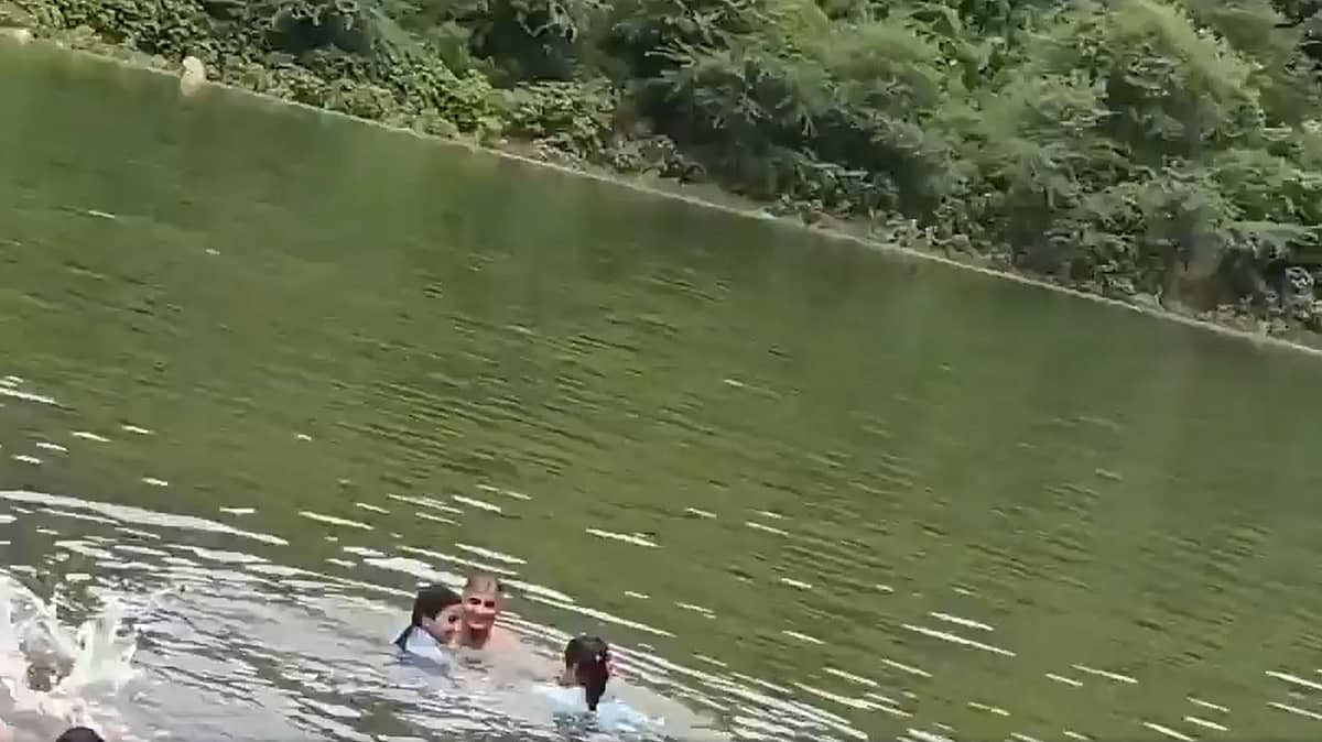 ವಿದ್ಯಾರ್ಥಿನಿಯರ ಜೊತೆ ಡ್ಯಾಂನಲ್ಲಿ ಸ್ನಾನ: ರಾಜಸ್ಥಾನ ಸರ್ಕಾರಿ ಶಾಲೆ ಪ್ರಾಂಶುಪಾಲ ಅಮಾನತು; Video