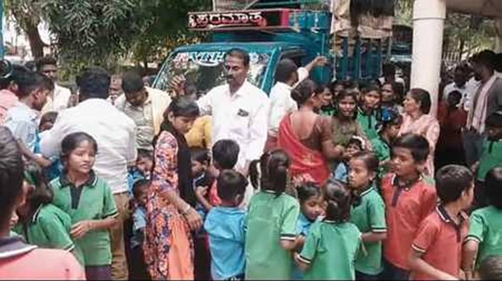 ಗದಗ: ಬಿಸಿಯೂಟದ ಉಪ್ಪಿಟ್ಟಿನಲ್ಲಿ ಹಲ್ಲಿ ಪತ್ತೆ; ನೂರಾರು ಮಕ್ಕಳು ಆಸ್ಪತ್ರೆಗೆ ದಾಖಲು..!