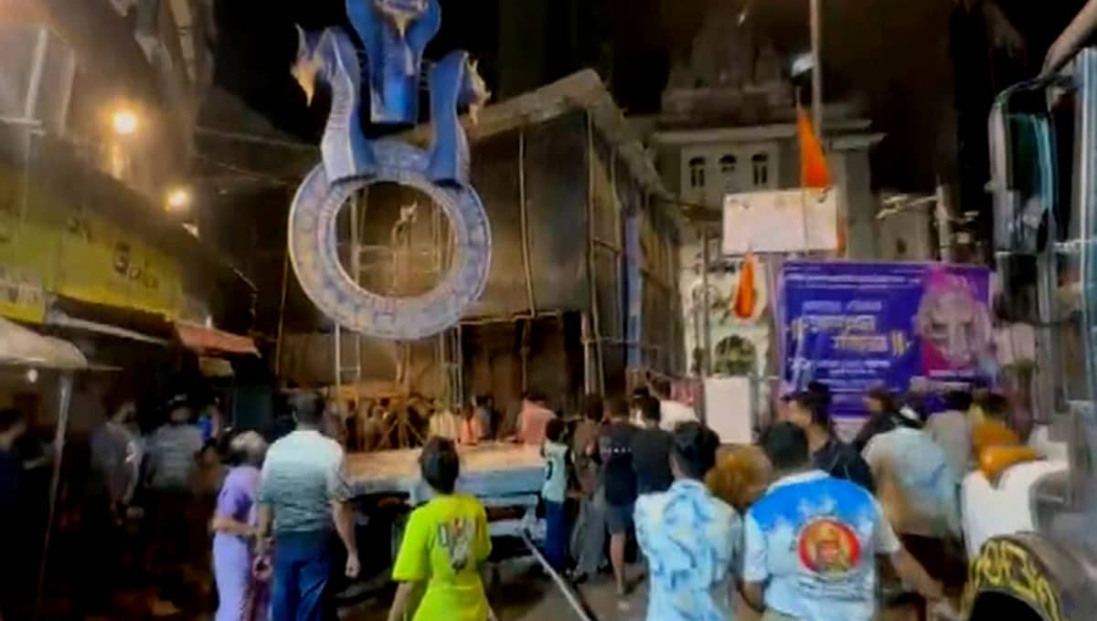 ಮುಂಬೈನಲ್ಲಿ ಘೋರ ದುರಂತ: 22 ಅಡಿ ಎತ್ತರದ ಗಣೇಶ ಮೂರ್ತಿ ಬಿದ್ದು ಇಬ್ಬರು ಸಾವು, ಐವರಿಗೆ ಗಾಯ; Video