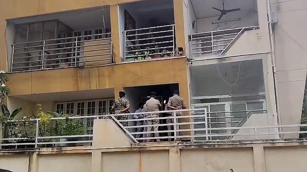 KPSC ಹಗರಣ: IAS ಅಧಿಕಾರಿ ಗಂಗ್ವಾರ್ ಮನೆ ಮೇಲೆ ED ದಾಳಿ; ಗೇಟ್ ಲಾಕ್ ಮಾಡಿ ಸೆಕ್ಯೂರಿಟಿ ಹೈಡ್ರಾಮಾ, ಕೀ ಮೇಕರ್ ಕರೆಯಿಸಿ ಬಾಗಿಲು ಮುರಿದ ಅಧಿಕಾರಿಗಳು..!