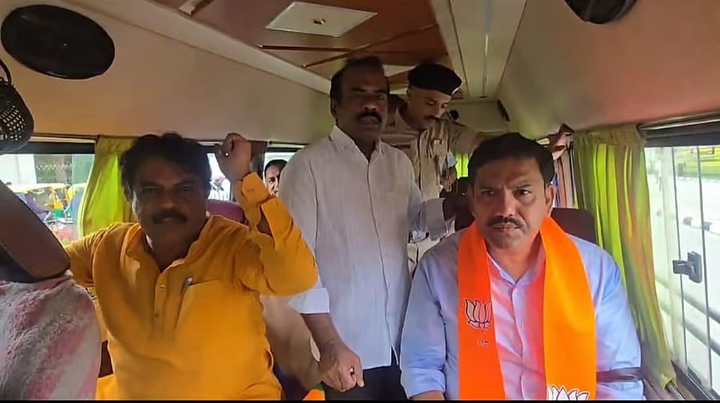 ವಾಲ್ಮೀಕಿ ನಿಗಮ ಹಗರಣ: ಸಚಿವ ಬಿ. ನಾಗೇಂದ್ರ ರಾಜೀನಾಮೆಗೆ ಆಗ್ರಹಿಸಿ BJP ಪ್ರತಿಭಟನೆ; ಅಶೋಕ್-ವಿಜಯೇಂದ್ರ ಸೇರಿ ಹಲವರು ಪೊಲೀಸರ ವಶಕ್ಕೆ..!