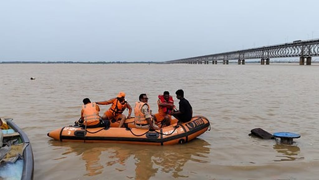 ಶಿವಮೊಗ್ಗ: ಮೂವರು ಮಕ್ಕಳೊಂದಿಗೆ ತುಂಗಾ ನದಿಗೆ ಹಾರಿದ ಮಹಿಳೆ; ಇಬ್ಬರು ಬಾಲಕಿಯರ ಪತ್ತೆಗೆ ಮುಂದುವರಿದ ಶೋಧ ಕಾರ್ಯ!