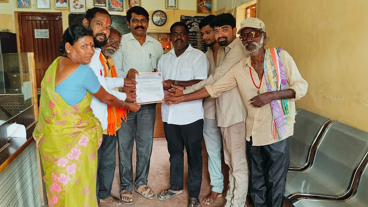 ಹಂಪಿ ಗ್ರಾಮಸ್ಥರ ಕಲ್ಯಾಣ ಸಂಘದ ಸದಸ್ಯರು ಅರಣ್ಯ ಅಧಿಕಾರಿಗಳಿಗೆ ಮನವಿ ಸಲ್ಲಿಸಿದರು.