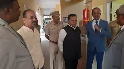 ಮಂಡ್ಯ ಜೈಲಿನ ಕರ್ಮಕಾಂಡ ಬಯಲು: ಆಸ್ಪತ್ರೆ​​ ವಾರ್ಡ್​​​ನಲ್ಲಿ ಮಹಿಳೆ​​ ಜೊತೆ ಸಿಕ್ಕಿಬಿದ್ದ ವಿಚಾರಣಾಧೀನ ಸರ್ಕಾರಿ ಅಧಿಕಾರಿ!