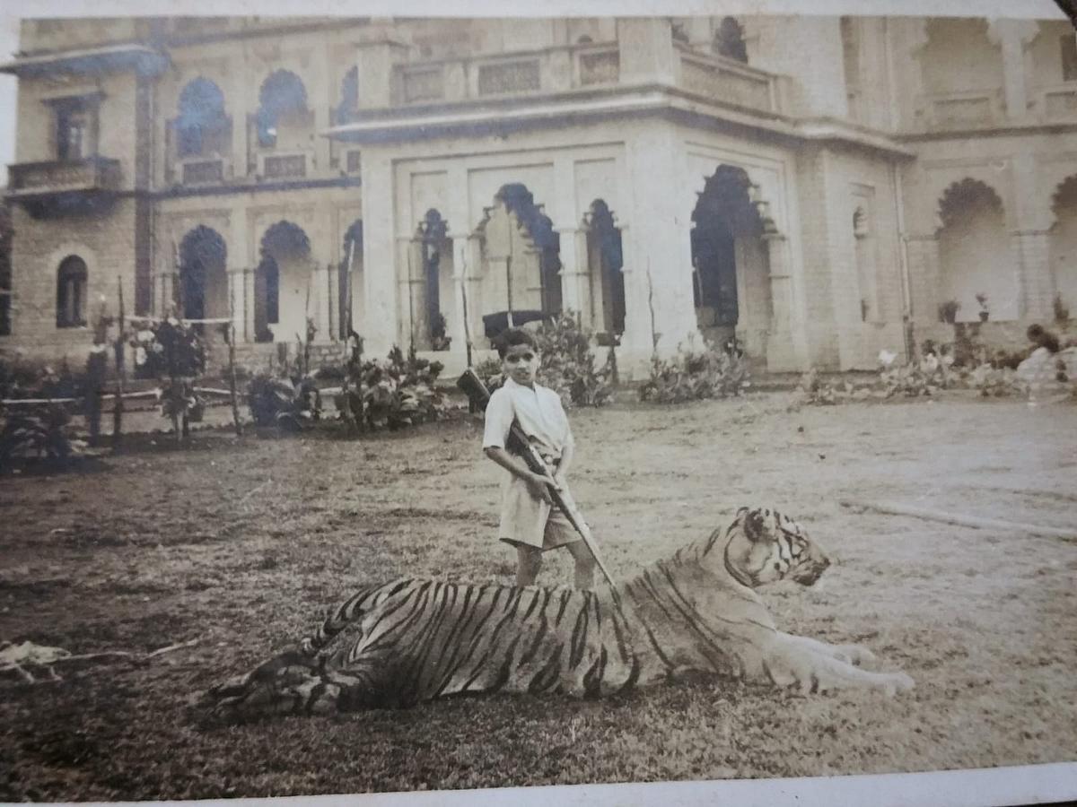 ಬೇಟೆಯಾಡಿದ ಹುಲಿಯೊಂದಿಗೆ ರಾಜಕಾರಣಿ ಮತ್ತು ವನ್ಯಜೀವಿ ಛಾಯಾಗ್ರಾಹಕ ಎಂ ವೈ ಘೋರ್ಪಡೆ