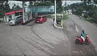 Kerala: ಸ್ಕೂಟರ್‌ಗೆ ಡಿಕ್ಕಿ ತಪ್ಪಿಸಲು ಹೋಗಿ ಬಸ್ ಪಲ್ಟಿ; 4 ಮಂದಿಗೆ ಗಂಭೀರ ಗಾಯ, Video