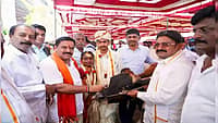 ಚಿಕ್ಕಬಳ್ಳಾಪುರದಲ್ಲಿ ಸಾಮೂಹಿಕ ವಿವಾಹ: 125 ಜೋಡಿಗಳಿಗೆ ಸೀಮೆ ಹಸು ಉಡುಗೊರೆ ನೀಡಿದ ಕಾಂಗ್ರೆಸ್ ಶಾಸಕ!
