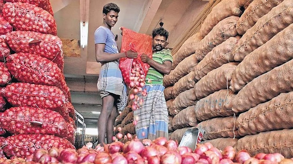 ಈರುಳ್ಳಿ ಬೆಲೆ ಗಗನಕ್ಕೆ: ಗೌರಿ-ಗಣೇಶ ಹಬ್ಬದ ವೇಳೆ ಕೆಜಿಗೆ 100 ರೂ ತಲುಪುವ ಸಾಧ್ಯತೆ